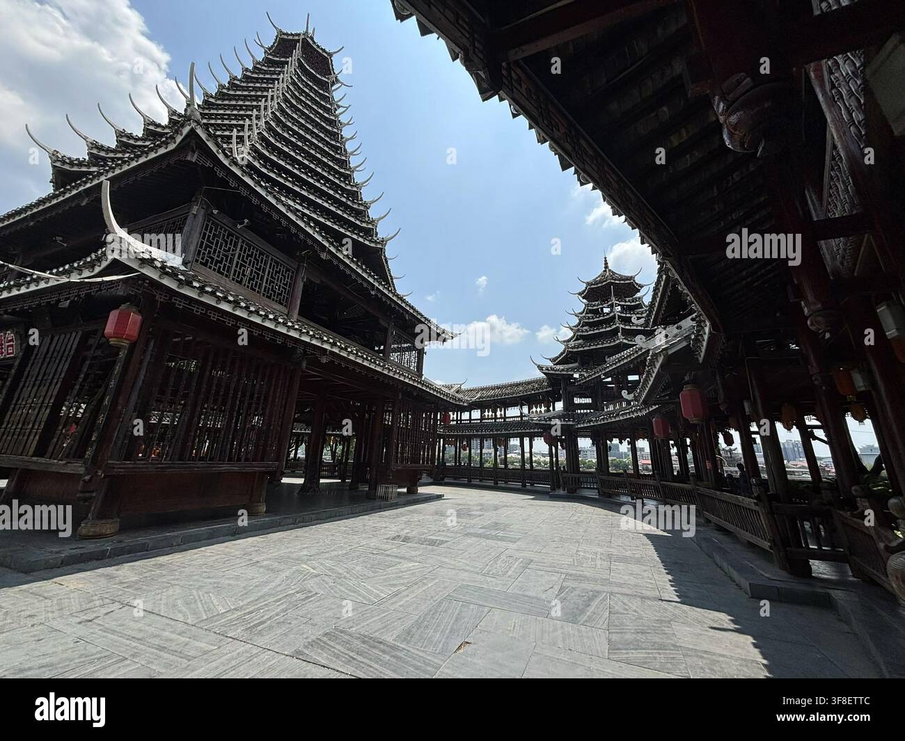 Vista del tradizionale tamburo Wanhe in legno con il suo tetto a più livelli intricato e lanterne rosse, sullo sfondo di un cielo blu terso a Huai Hua Shi, H Foto Stock