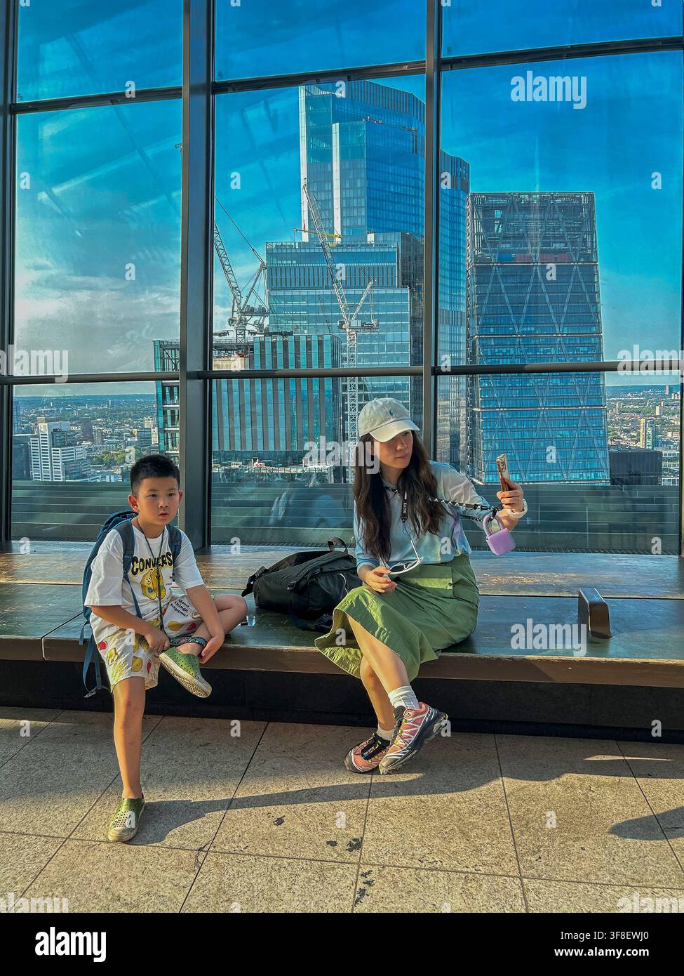 Londra, Regno Unito, Vedute della città dal Sky Garden, edificio "Walkie Talkie", piattaforma panoramica, madre con figlio cinese seduto Foto Stock