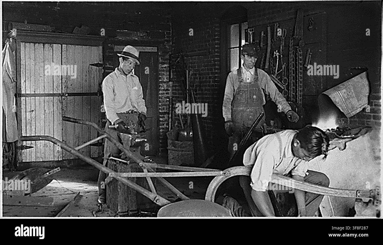 Lezioni in varie materie, tra cui economia domestica, cucina, agricoltura e artigianato indiano nativo, in un'istituzione del Bureau of Indian Affairs, inizio del XX secolo, parte degli archivi del Bureau of Indian Affairs. Foto Stock