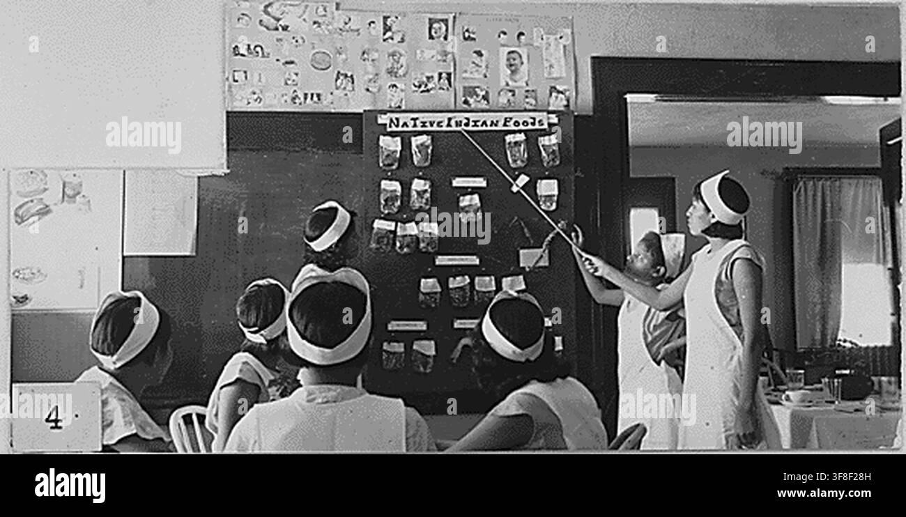 Lezioni in varie materie, tra cui economia domestica, cucina, agricoltura e artigianato indiano nativo, in un'istituzione del Bureau of Indian Affairs, inizio del XX secolo, parte degli archivi del Bureau of Indian Affairs. Foto Stock