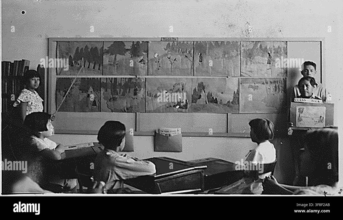 Lezioni su varie materie, tra cui economia domestica, cucina, agricoltura e arti artigianali indiane autoctone, in un'istituzione del Bureau of Indian Affairs, in una raccolta di documenti del Bureau of Indian Affairs. Foto Stock