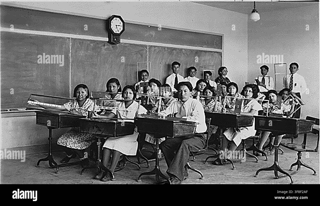 Lezioni in varie materie, tra cui economia domestica, cucina, agricoltura e artigianato indiano nativo, in un'istituzione del Bureau of Indian Affairs, inizio del XX secolo, parte degli archivi del Bureau of Indian Affairs. Foto Stock