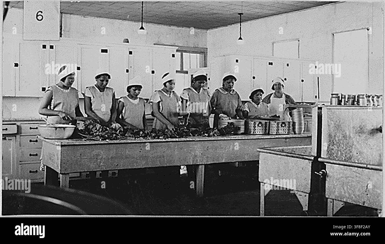 Lezioni in varie materie, tra cui economia domestica, cucina, agricoltura e artigianato indiano nativo, in un'istituzione del Bureau of Indian Affairs, inizio del XX secolo, parte degli archivi del Bureau of Indian Affairs. Foto Stock