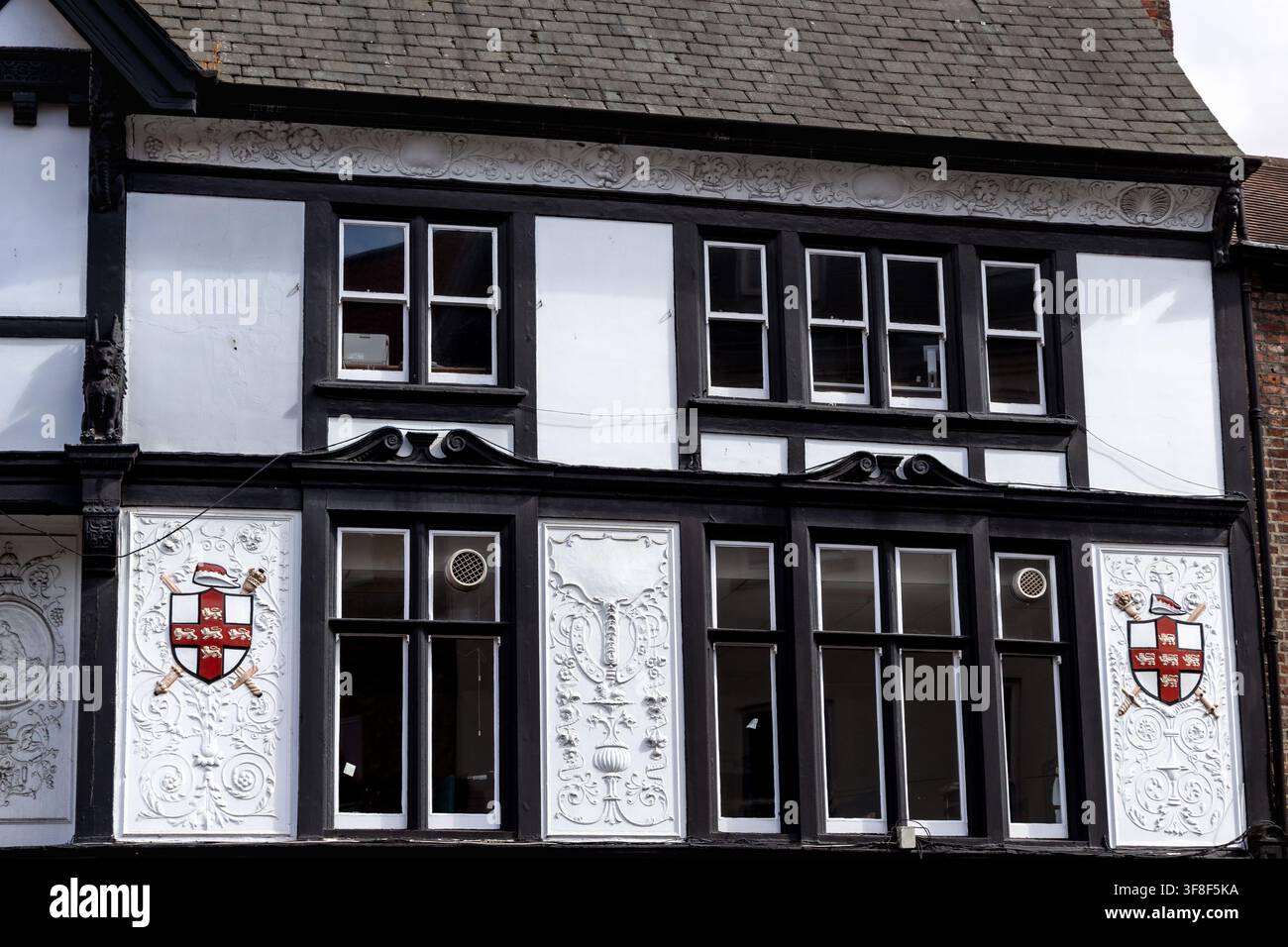 York, Inghilterra, Regno Unito - 18 luglio 2026: Edificio storico in legno a graticcio bianco e nero con dettagli architettonici decorativi e stemmi Foto Stock