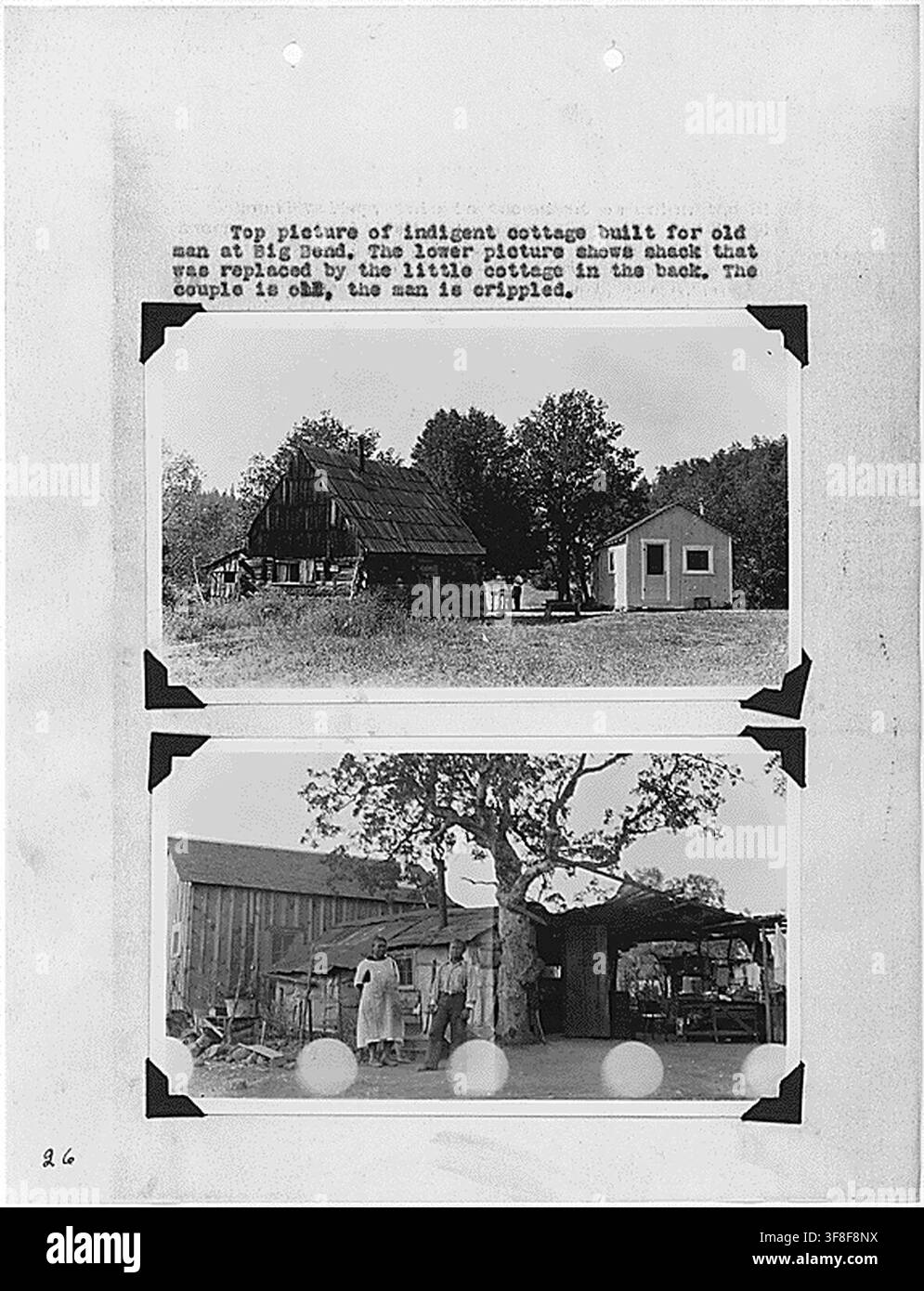 Case per anziani a Big Bend, California, fotografate nel 1936, come parte del rapporto annuale della Sacramento Indian Agency, Archivi del Bureau of Indian Affairs. Foto Stock