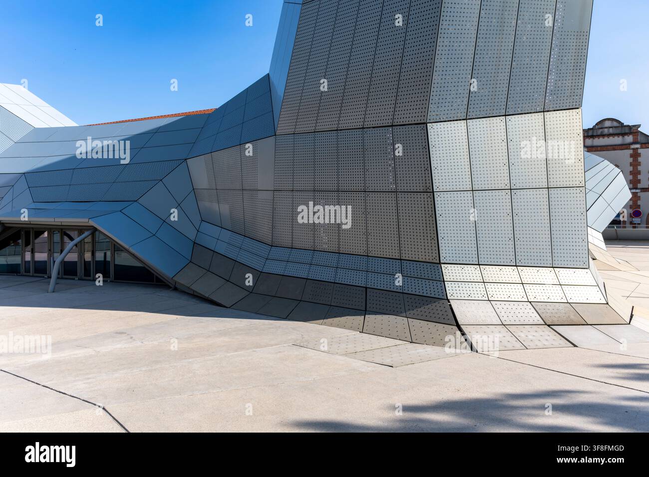 FRAC Centre-Val de Loire a Orléans, dove il design angolare futuristico di Jakob + MacFarlane contrasta audacemente con l'architettura storica del sito. Foto Stock