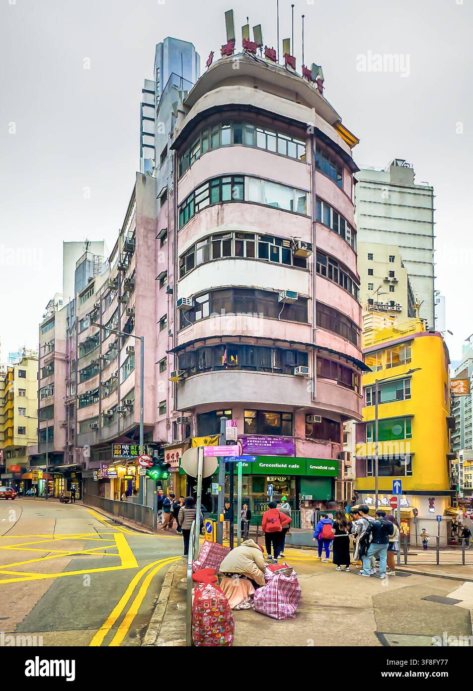 Hong Kong, Isola di Hong Kong, 27 gennaio 2024, edificio rosa con angoli arrotondati nel distretto di Central Foto Stock