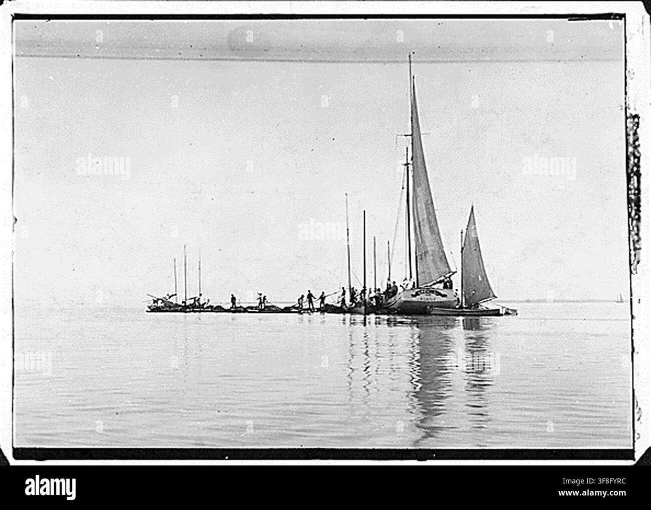 Pescherecci che caricano una chiatta su una scogliera a Mobile Bay, Alabama, da Lewis Hine, sociologo e fotografo americano, il 1° febbraio 1911, come parte delle Fotografie del National Child Labor Committee. Foto Stock