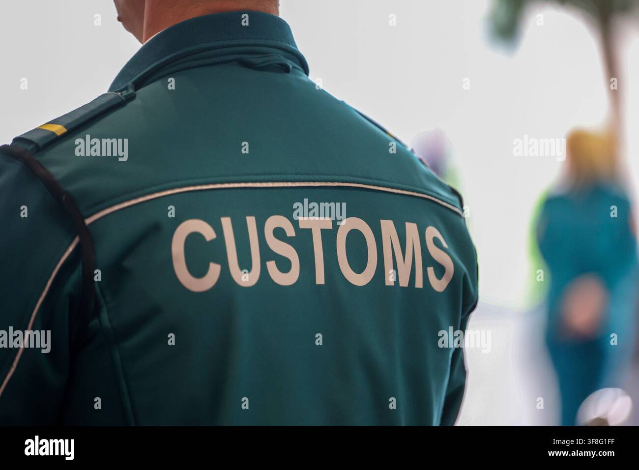 Ufficiale doganale in servizio in un aeroporto internazionale o punto di controllo di frontiera Foto Stock