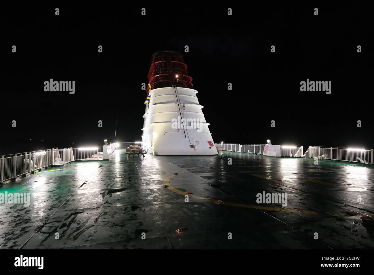 Stoccolma, Svezia-28 nov. 2025: Vista grandangolare del ponte aperto illuminato e del fumaiolo caratteristico della nave da crociera Viking Cinderella di notte. Foto Stock