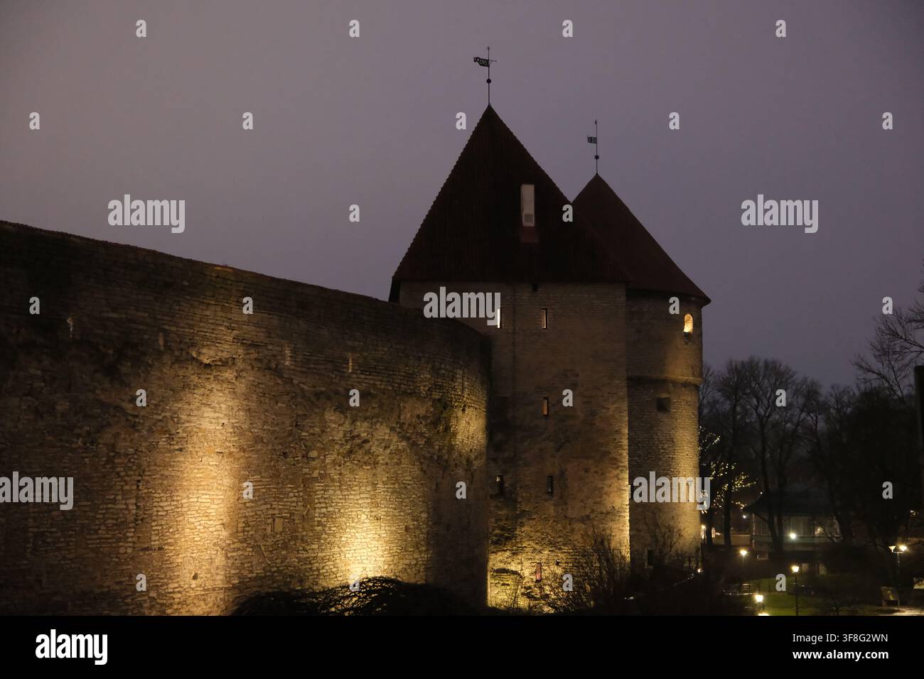 Vista notturna della muraglia illuminata di Tallinn e delle torri difensive di notte Foto Stock