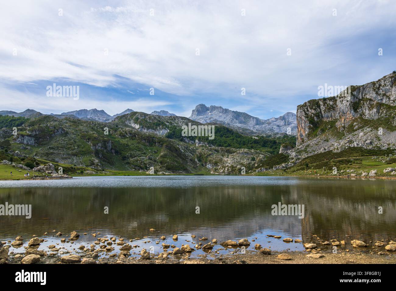Paesaggio alpino dei laghi di Covadonga, scenario delle Asturie. Le acque cristalline del lago Enol che riflettono montagne impervie e picchi aguzzi nei Picos de Europa Foto Stock
