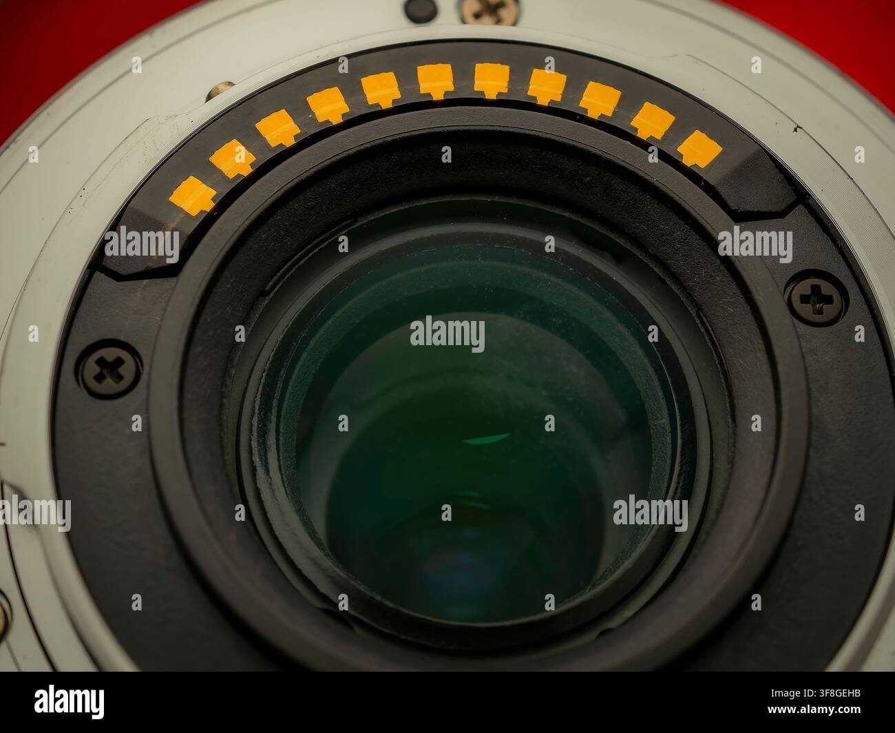 Macro primo piano dei perni di fissaggio dell'obiettivo della fotocamera e dei contatti elettronici che dettagliamo la precisione ingegneristica delle attrezzature fotografiche Foto Stock