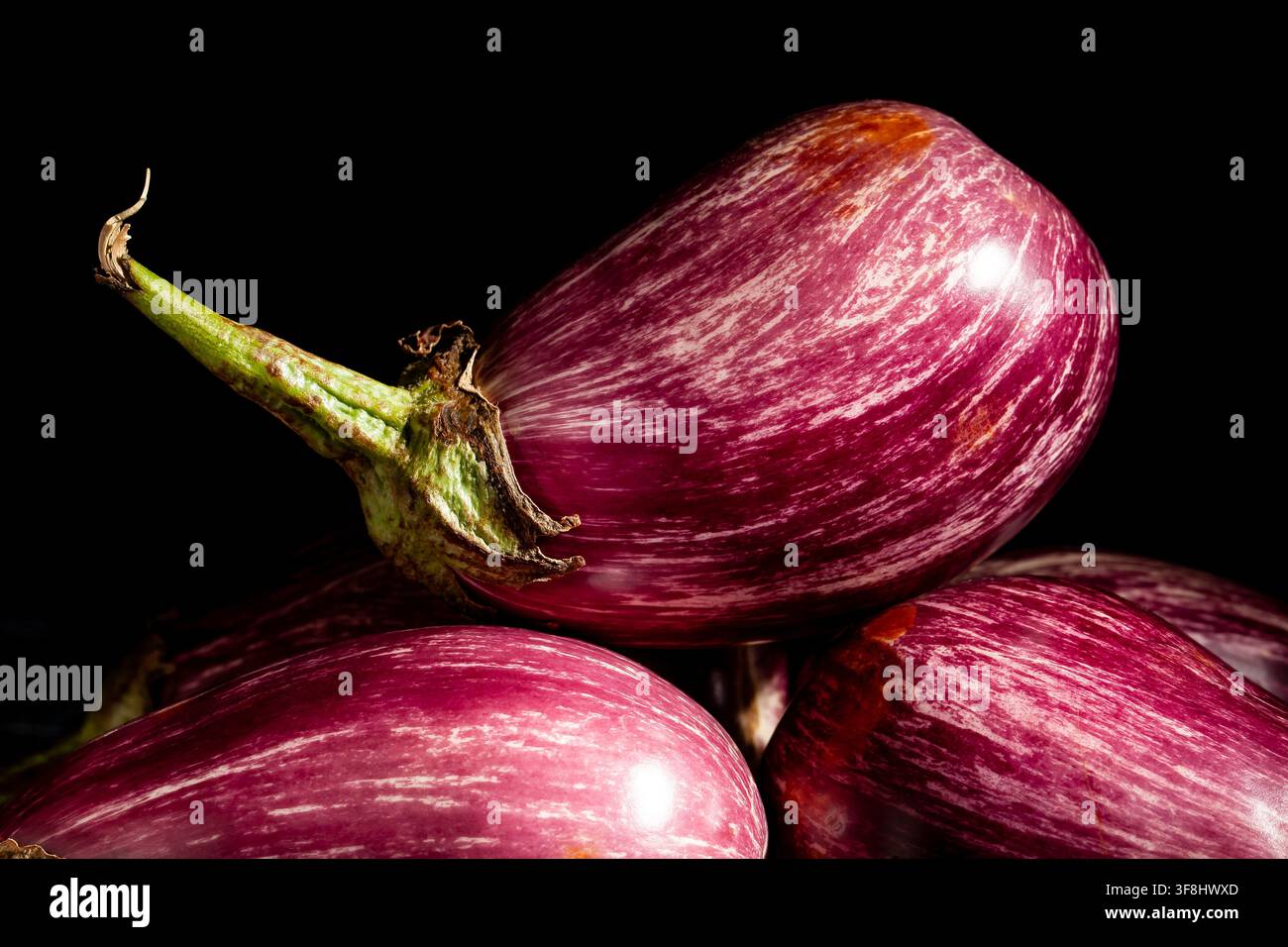 Melanzana marmo gioiello su sfondo nero Foto Stock