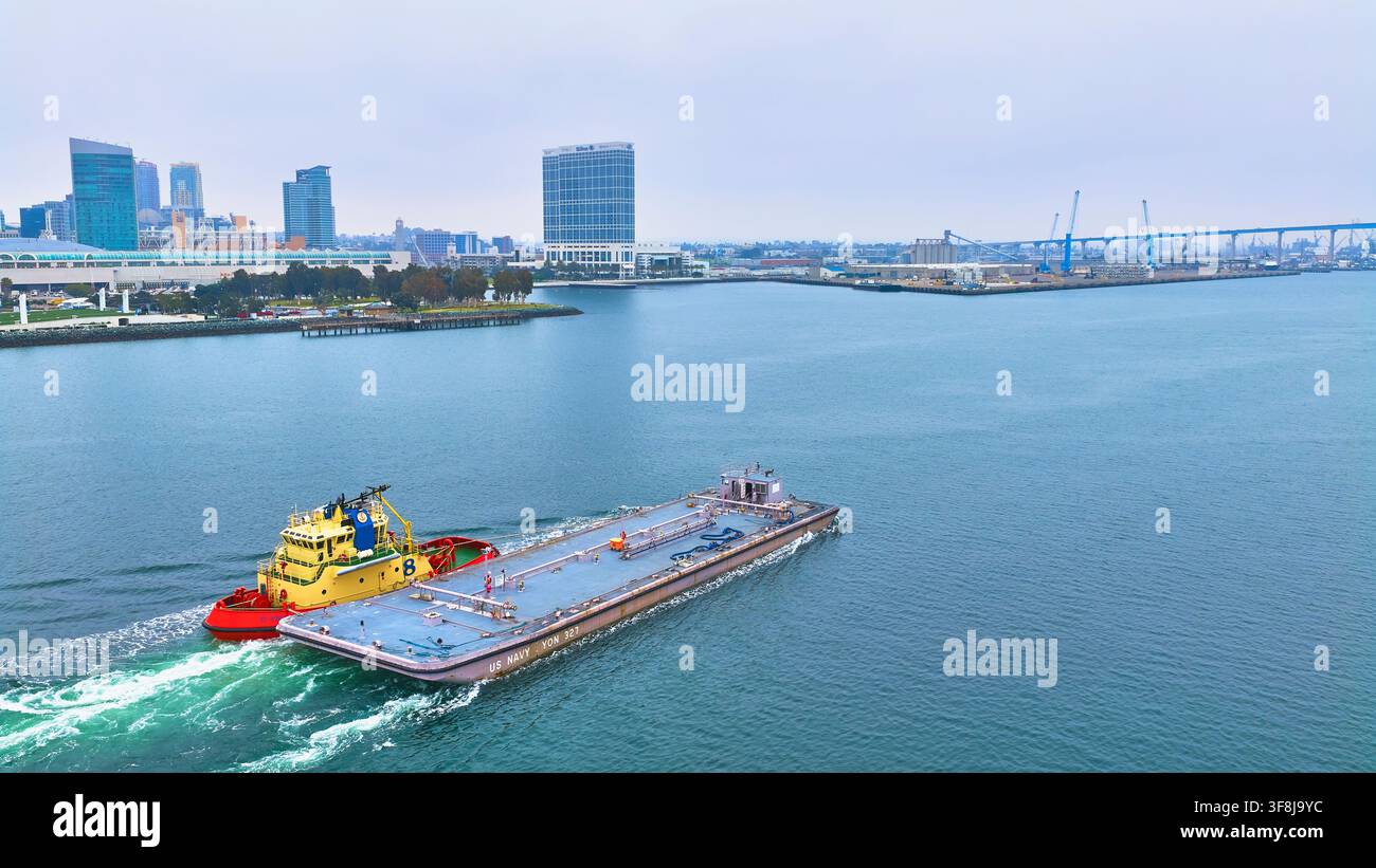 Veduta aerea della baia di San Diego: rimorchiatore, chiglia della US Navy, skyline e ponte di Coronado Foto Stock