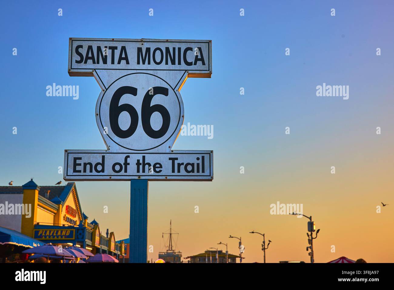 Route 66 Fine del percorso Insegna Santa Monica Pier all'ora dorata California Foto Stock