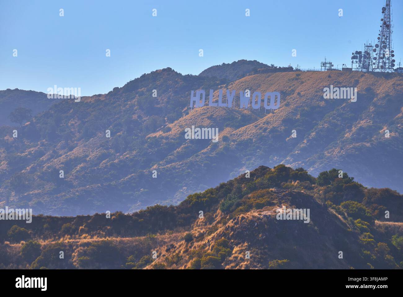 Insegna Hollywood sulla collina di Griffith Park e torri radio a Los Angeles, California Foto Stock