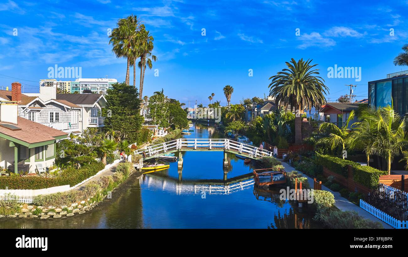 Distretto storico dei canali di Venice Palme Ponte bianco e case sul lungomare Los Angeles Foto Stock