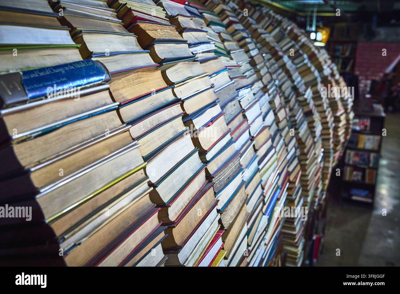 Tunnel di libri in una libreria unica di Los Angeles con libri vintage e esposizione creativa Foto Stock