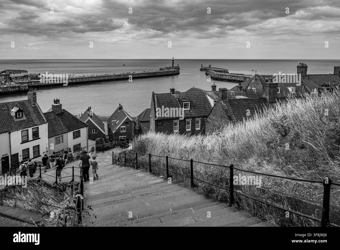 Vista delle 199 scale di Whitby, menzionate nel libro Dracula di Bram Stoker Foto Stock
