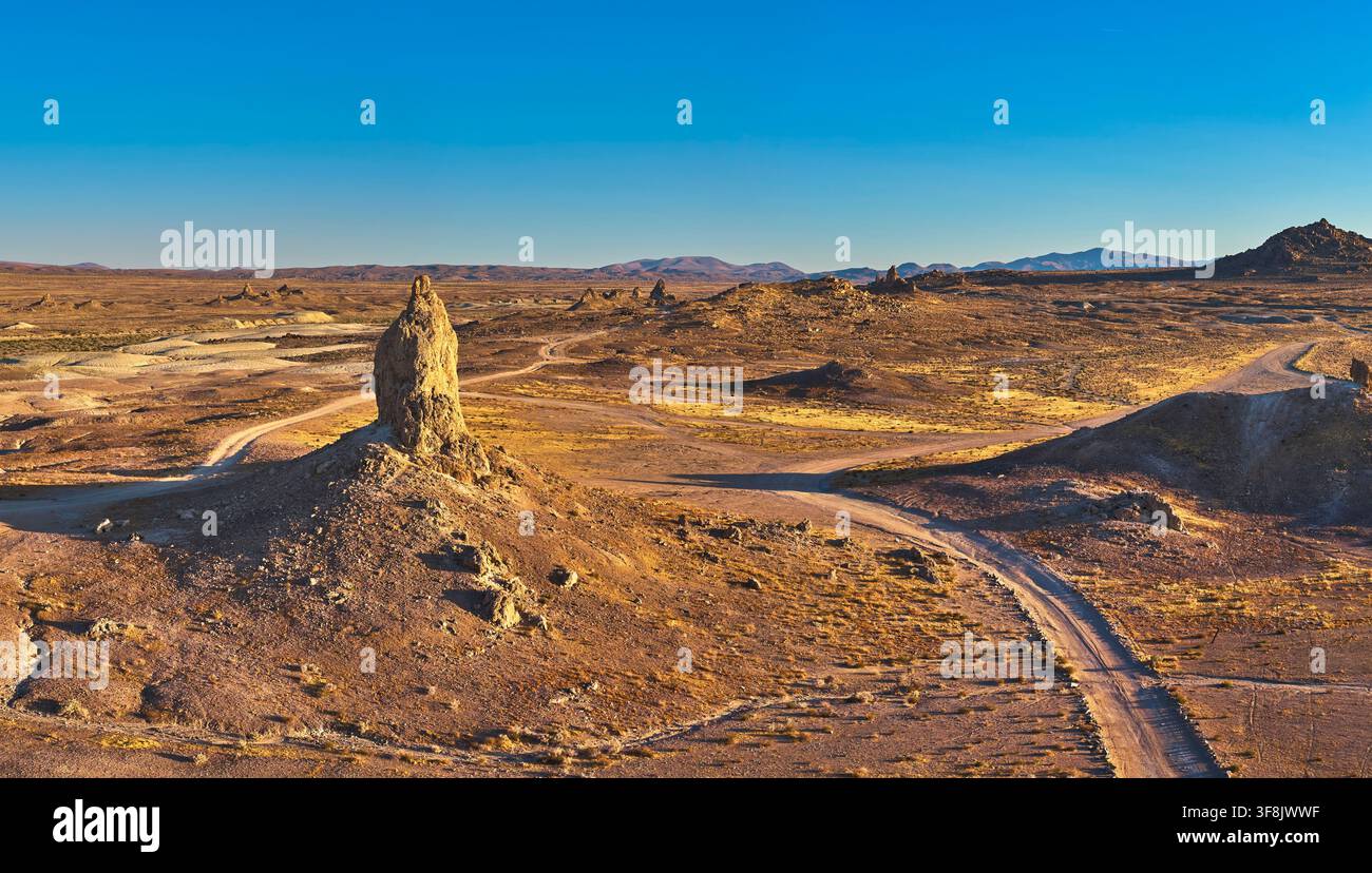 Paesaggio aereo del deserto di Trona Pinnacles con strade sterrate e formazioni rocciose impervie Foto Stock