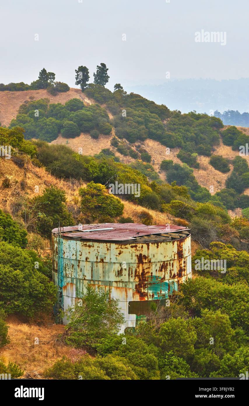 Serbatoio d'acqua abbandonato Griffith Park Los Angeles Colina ricoperta di vegetazione Foto Stock