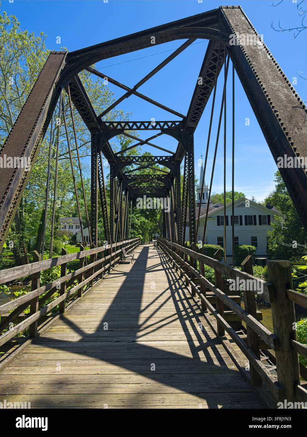 Vista da un'estremità di un vecchio ponte a traliccio in acciaio per pedoni e ciclisti sul fiume Chagrin a Gates Mills, Ohio, vicino a Cleveland Foto Stock