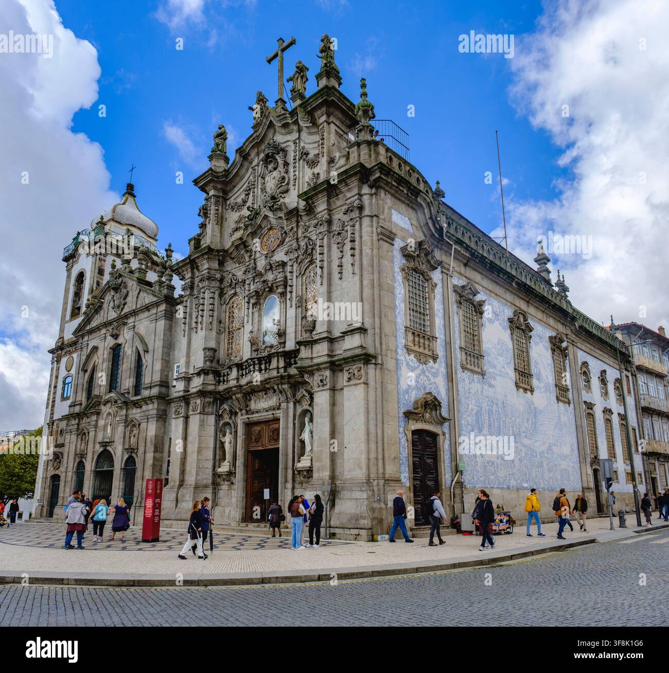 Esterno dell'Igreja do Carmo, chiesa in stile barocco/rococò, Oporto, Porto, Portogallo Foto Stock