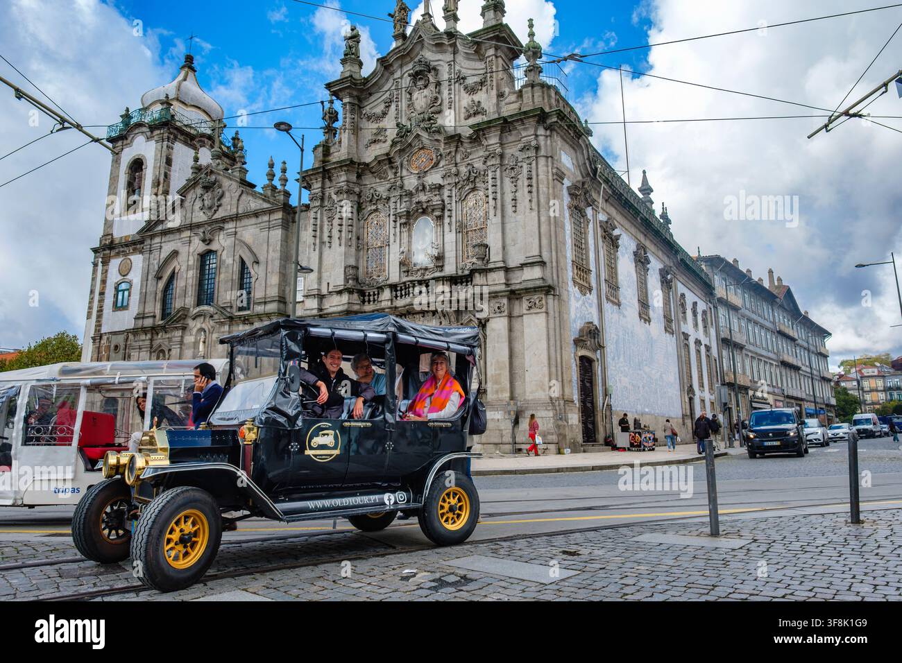 Turisti in tour davanti alla Igreja do Carmo, chiesa in stile barocco/rococò, Oporto, Porto, Portogallo Foto Stock