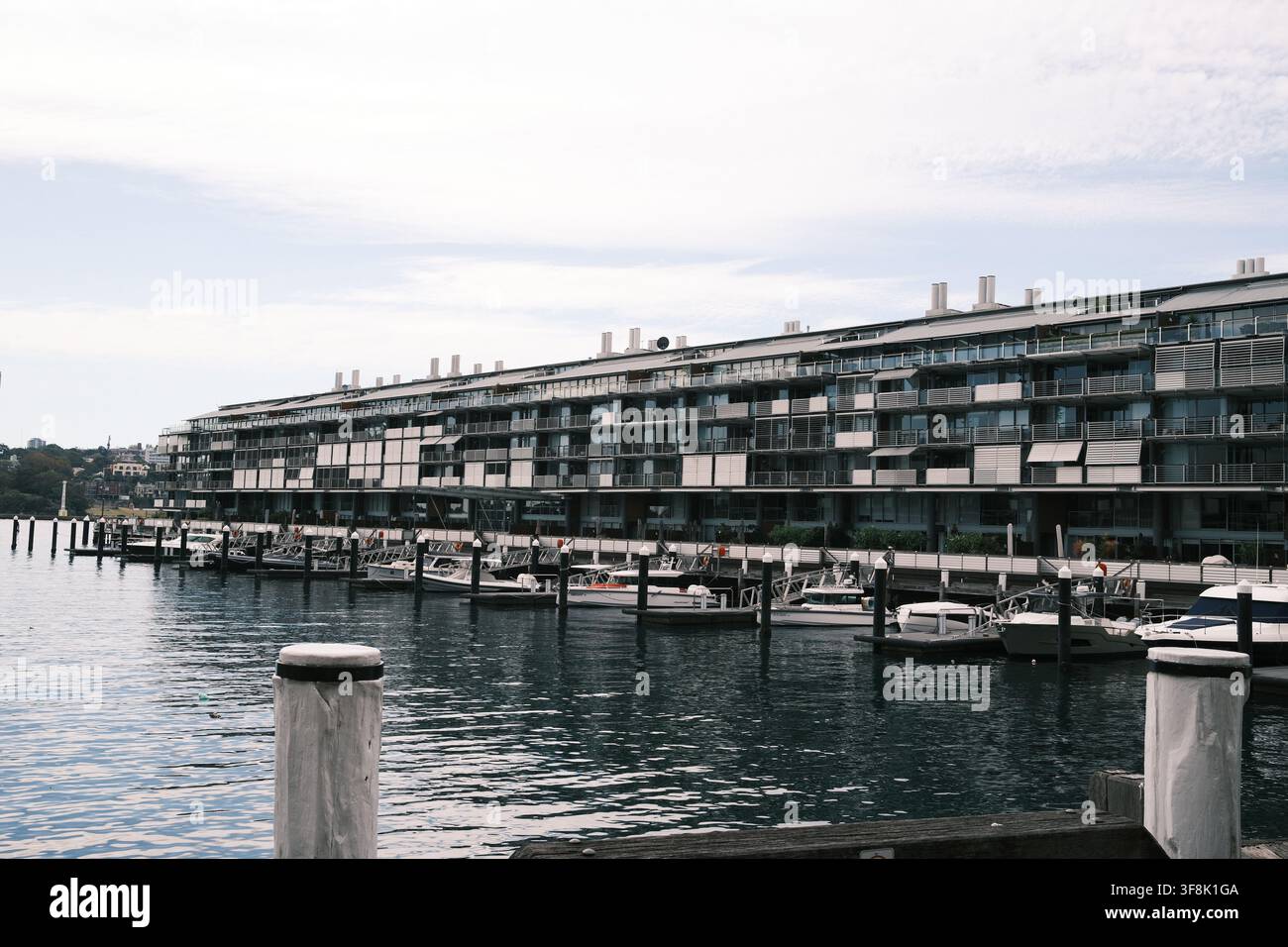 Edifici residenziali moderni in appartamenti che si affacciano su lussuosi yacht a motore ormeggiati in una marina a Walsh Bay, Sydney Harbour, New South Wales, Australia. Foto Stock