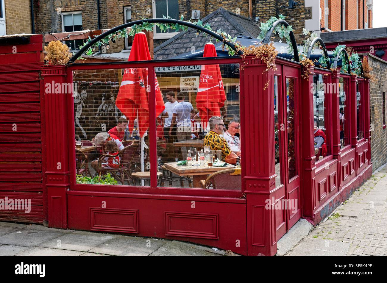 Giardino del pub con persone sedute ai tavoli nella parte posteriore del Drayton Park Arms public house, Highbury London Borough of Islington, Inghilterra Gran Bretagna UK Foto Stock