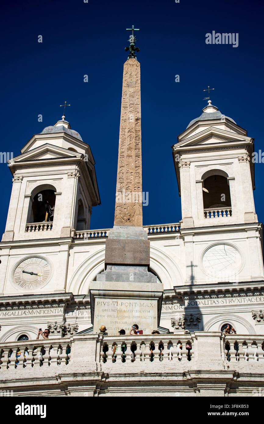 Roma, Italia - 9 agosto 2019: Turisti si radunano strettamente attorno all'obelisco in cima alla Scalinata di Spagna a Roma. Foto Stock