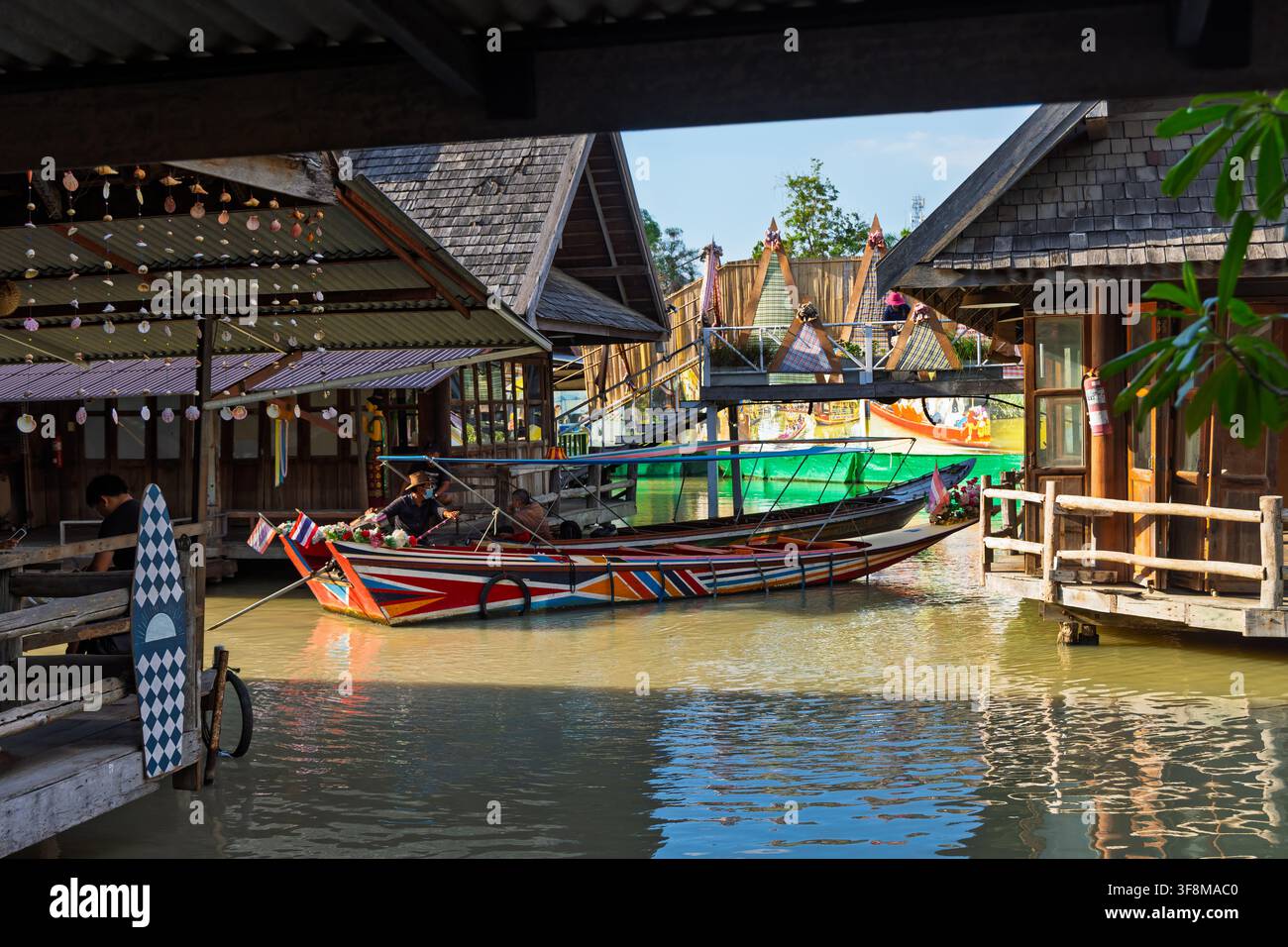 Turisti che si godono una gita in barca lungo il canale del Mercato Fluttuante di Pattaya, Thailandia Foto Stock