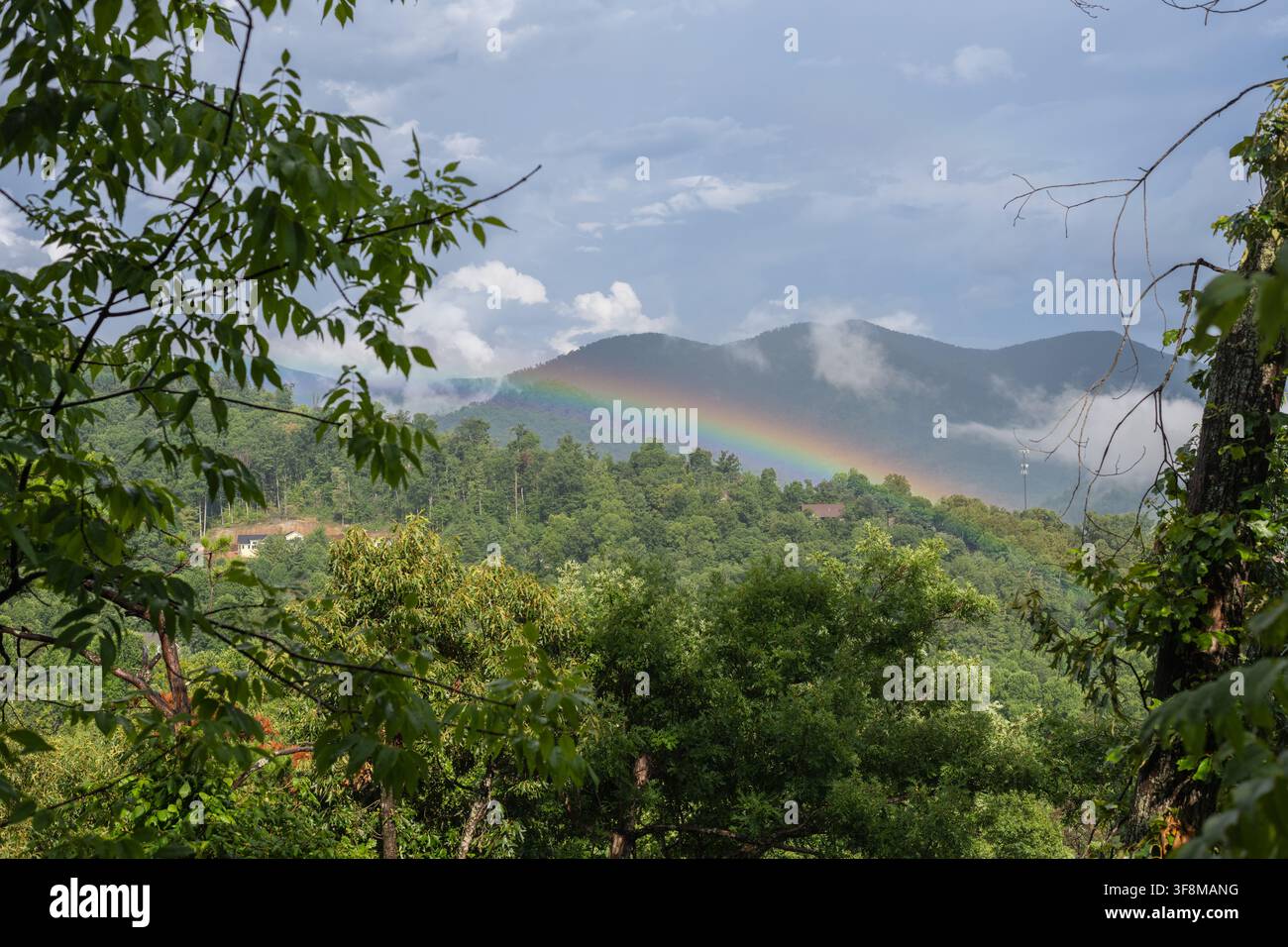 Arcobaleno drammatico che si estende attraverso le brumose Blue Ridge Mountains vicino a Weaverville, Carolina del Nord. Foto Stock