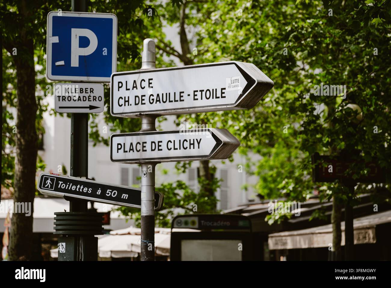 Parigi, Francia - 06 maggio 2022: Vista dei cartelli stradali che indicano le indicazioni per Place Charles de Gaulle-Etoile e Place de Clichy a Parigi, Francia. Foto Stock