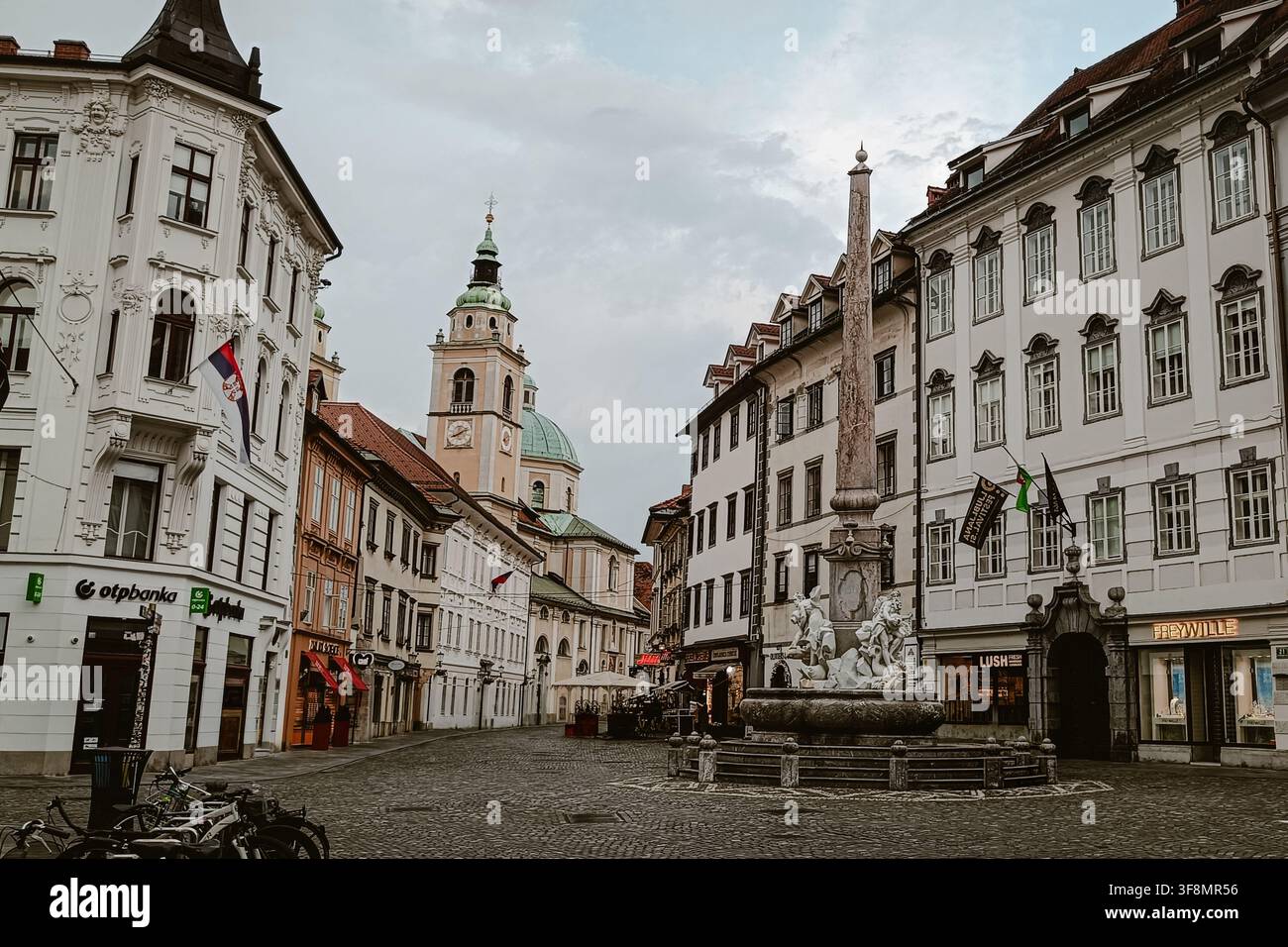 Ljubljana, Ljubljana, Slovenia - 11 luglio 2026: Vista della fontana Robba e della cattedrale di Ljubljana nel centro storico della città. Foto Stock