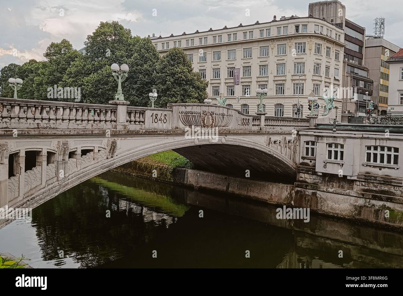 Ljubljana, Slovenia - 11 luglio 2026: Vista del ponte del Drago che attraversa il fiume Ljubljanica con un'architettura storica sullo sfondo. Foto Stock