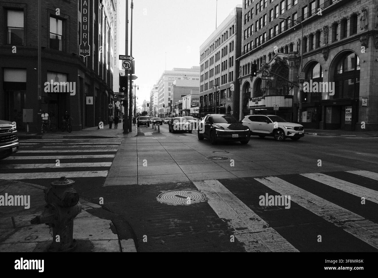 Incrocio di Broadway e edifici storici nel centro di Los Angeles, California. Foto Stock