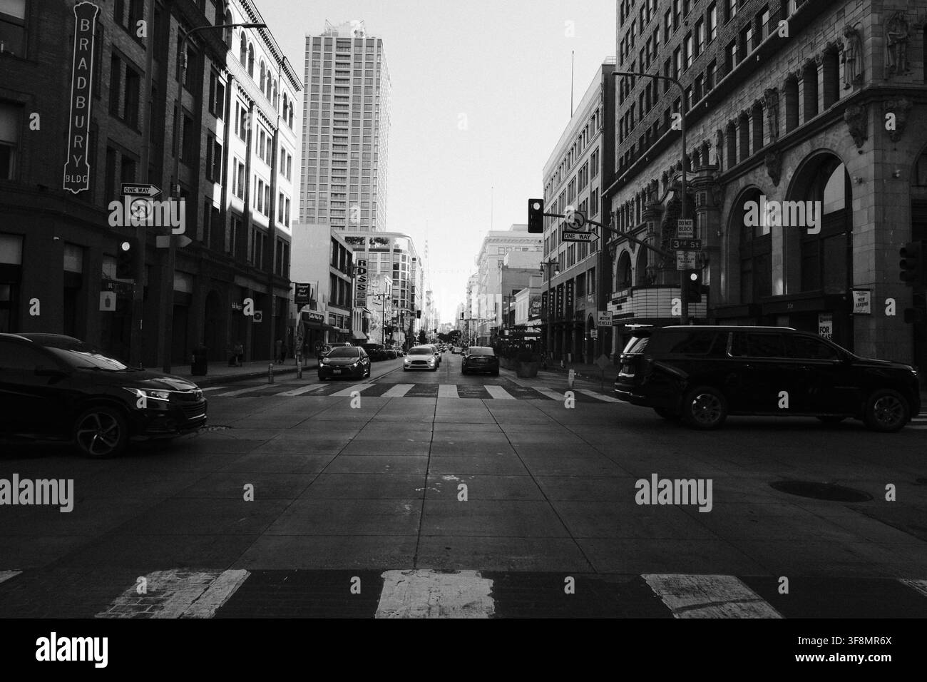 Traffico e edifici commerciali storici su Broadway nel centro di Los Angeles, California. Foto Stock