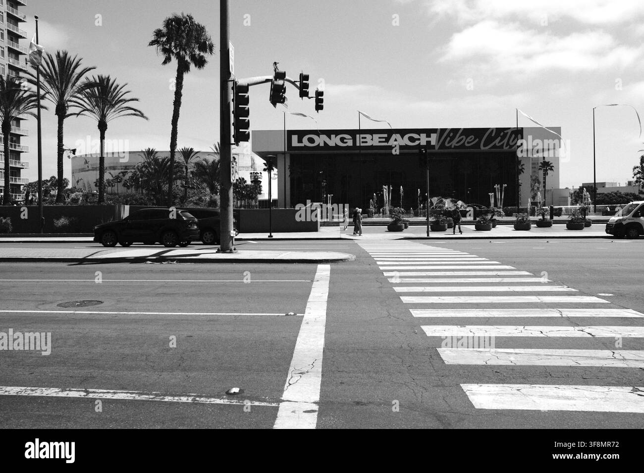 Insegna Long Beach Vibe City a un incrocio nel centro di Long Beach, California. Foto Stock
