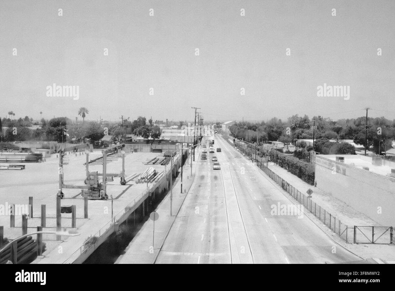 Vista elevata di una larga strada di Los Angeles con traffico e cantieri in California del Sud. Foto Stock