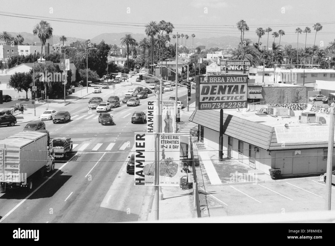 Traffico sulla La Brea Avenue al Beverly Boulevard a Los Angeles, California, visto da una stazione della Metro rialzata. Foto Stock