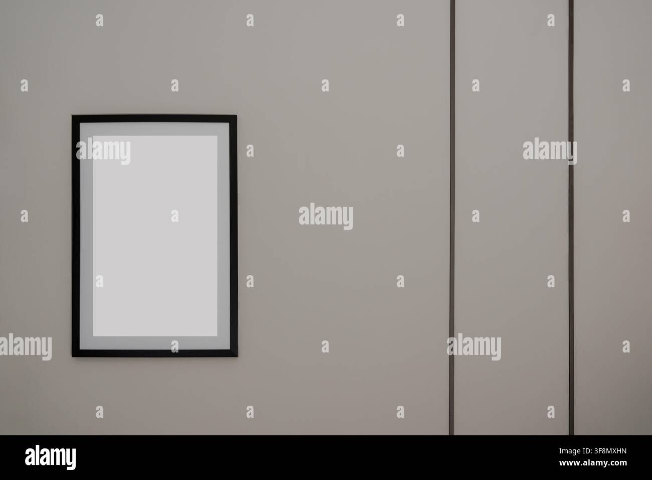 Mockup di cornice fotografica nera vuota su un muro grigio chiaro con accenti di linee verticali. Foto Stock