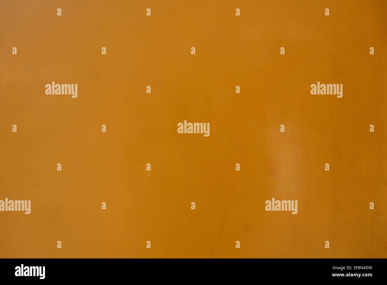 Sfondo texture superficie metallica verniciata giallo senape con riflessione di luce morbida. Foto Stock