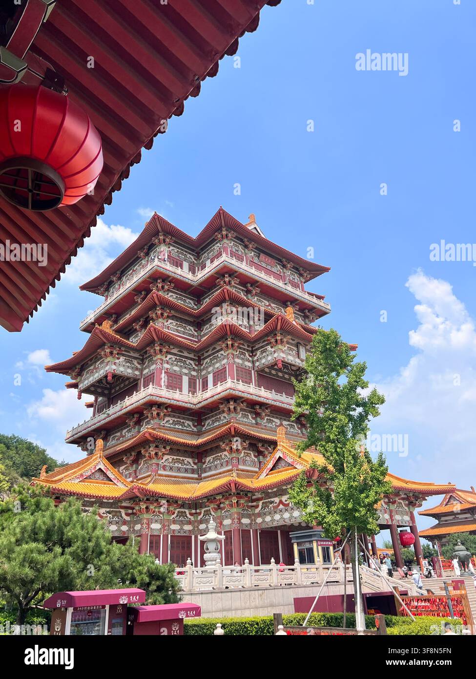 Xuzhou, Jiangsu, Cina – 07 agosto 2026: Vista del tempio Baolian con architettura tradizionale cinese caratterizzata da tetti a più livelli, dettagli ornati in rosso e oro Foto Stock