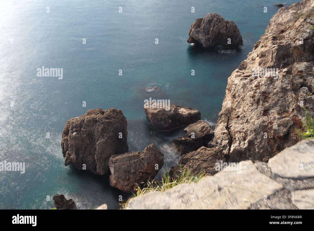 Rocce vicino alla costa e acqua limpida nel pomeriggio in Turchia Foto Stock