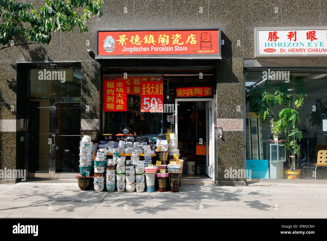 Jingdezhen Porcelain Store 景德鎮陶瓷店, 155 Hester St, New York, NYC vetrina di un negozio di ceramiche cinesi nel Chinatown di Manhattan. 景德镇陶瓷店 Foto Stock