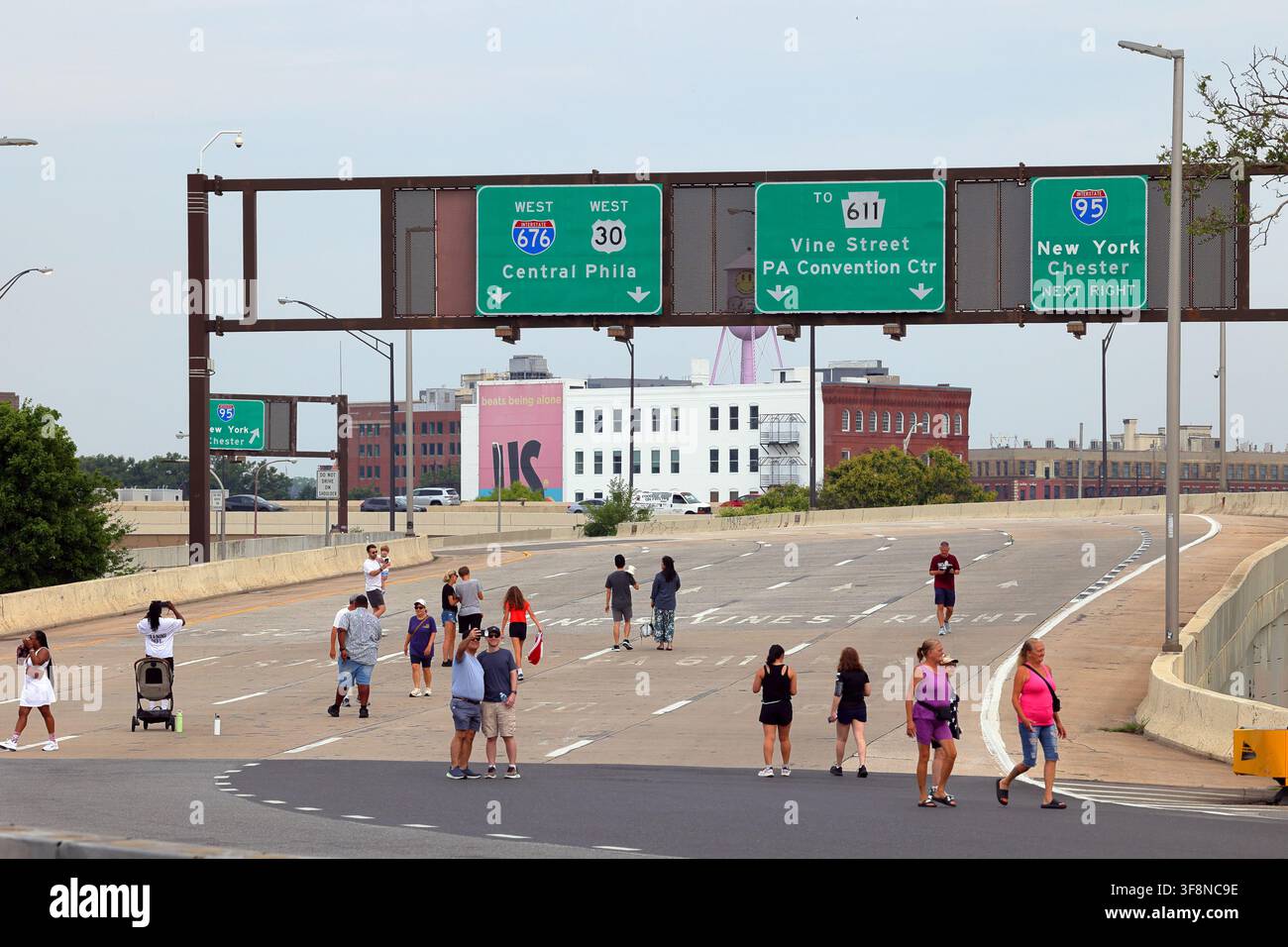 Persone su una sezione chiusa dell'Interstate 676 a Filadelfia durante la celebrazione del 100° anniversario del ponte Ben Franklin, l'11 luglio 2026 Foto Stock