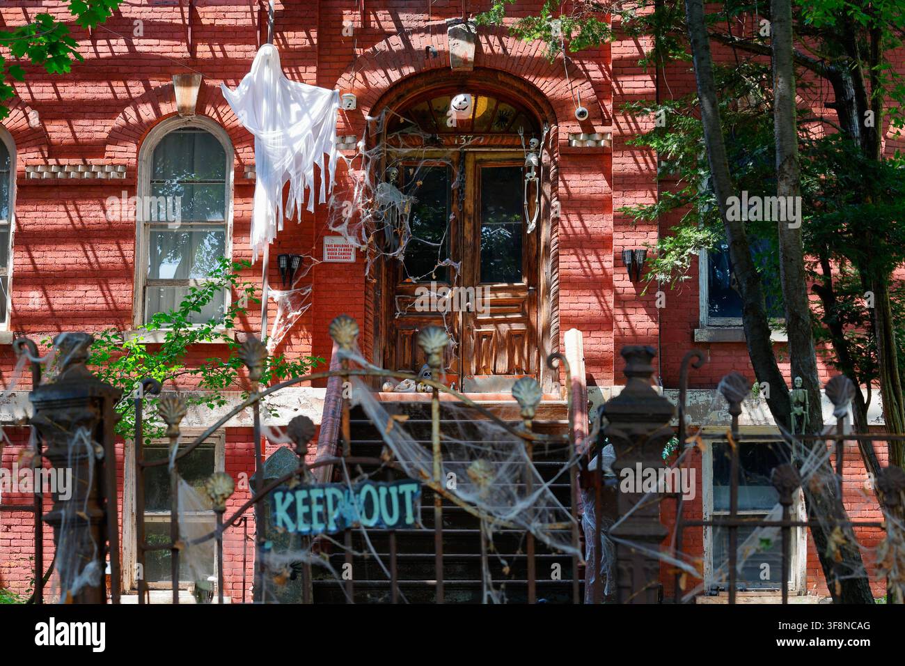 Una casa decorata per Halloween con un cartello "Vietato l'ingresso", decorazioni di fantasmi e scheletri a New York City. Foto Stock