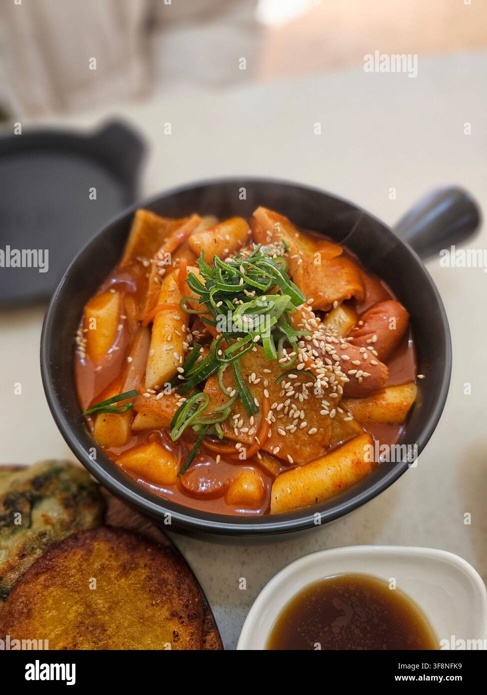 Delizioso Tteokbokki a Seoul, Corea del Sud - Immagine stock catturata con smartphone